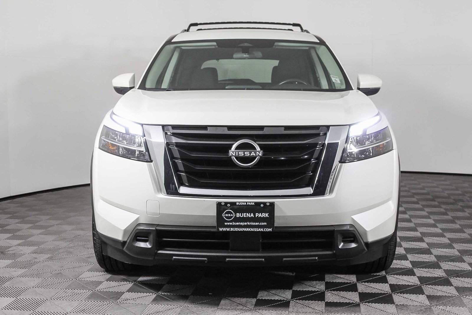 Used 2022 Nissan Pathfinder SV image 2