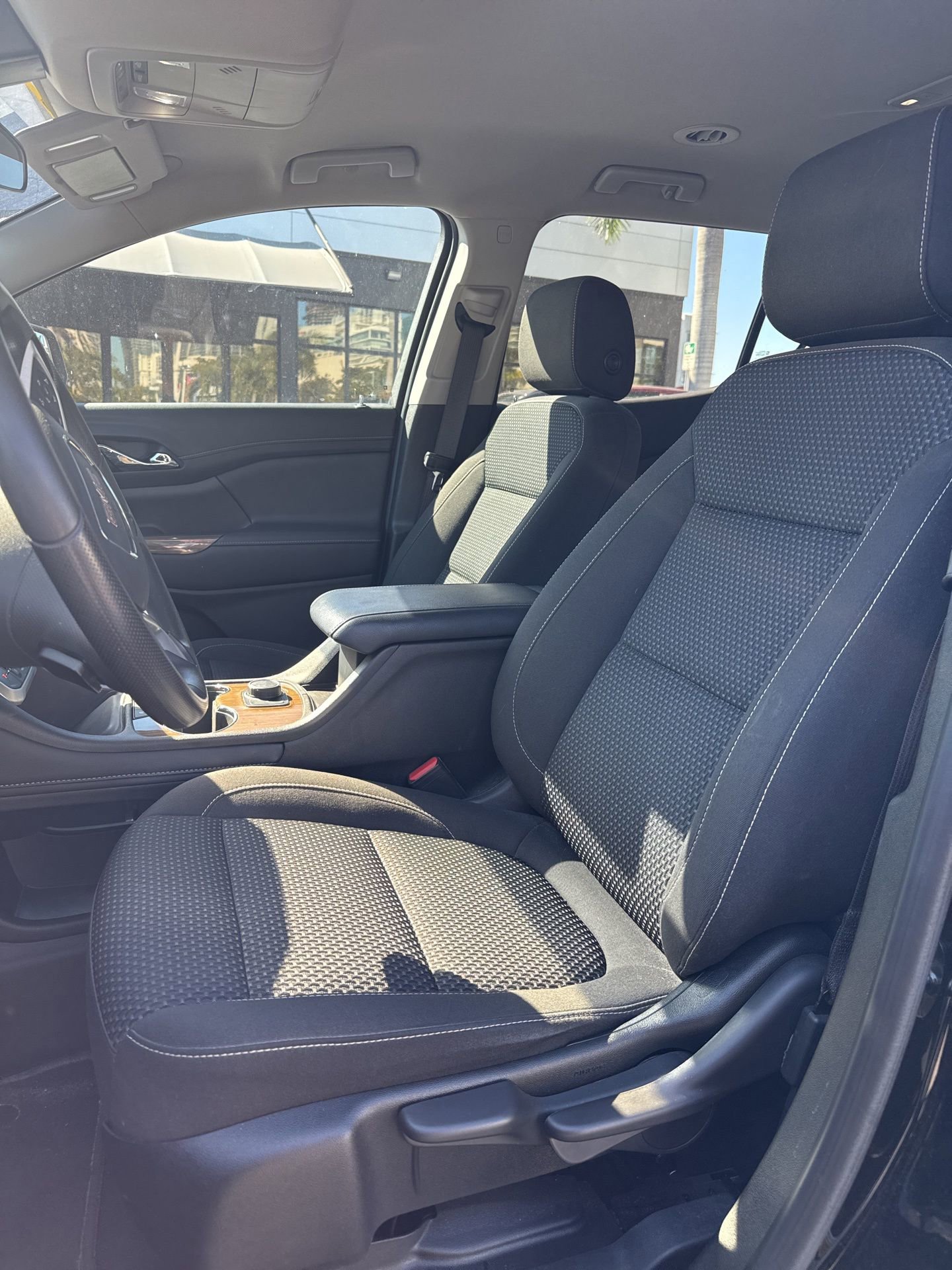 Used 2023 GMC Acadia SLE image 7