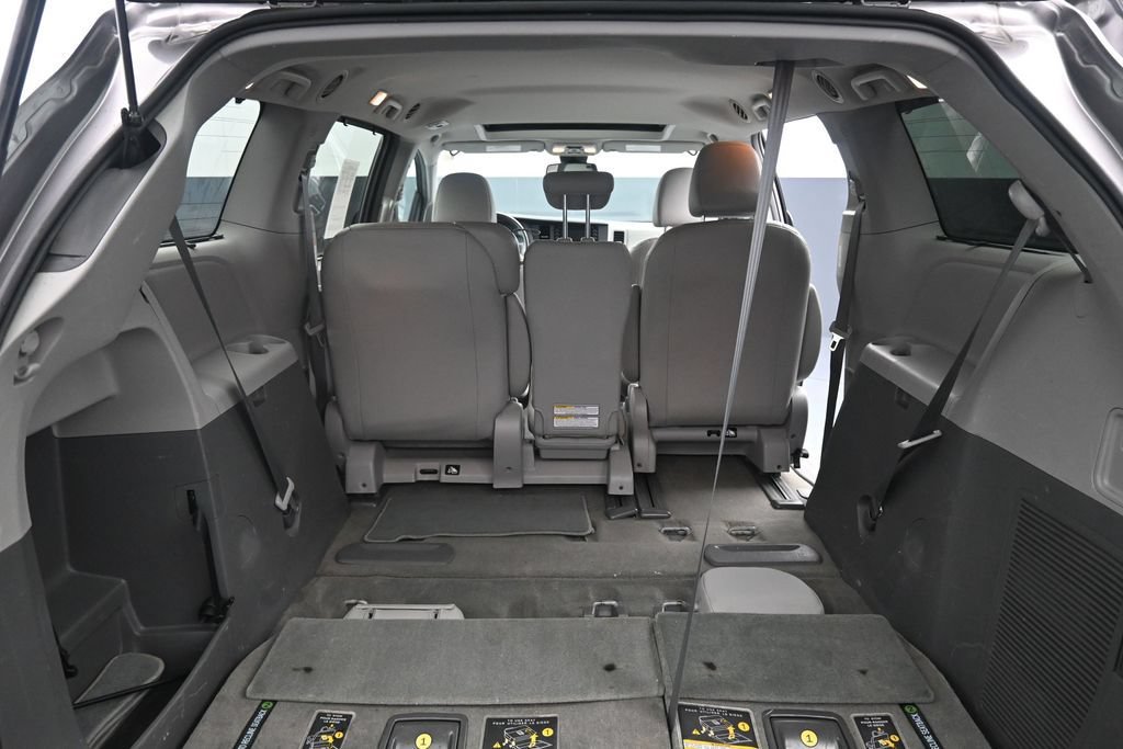 Used 2018 Toyota Sienna XLE w/ XLE Navigation Package FWD image 19