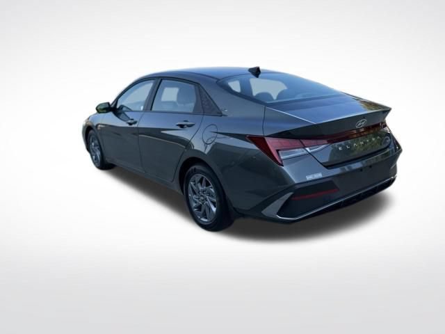 Used 2025 Hyundai Elantra Hybrid FWD image 5