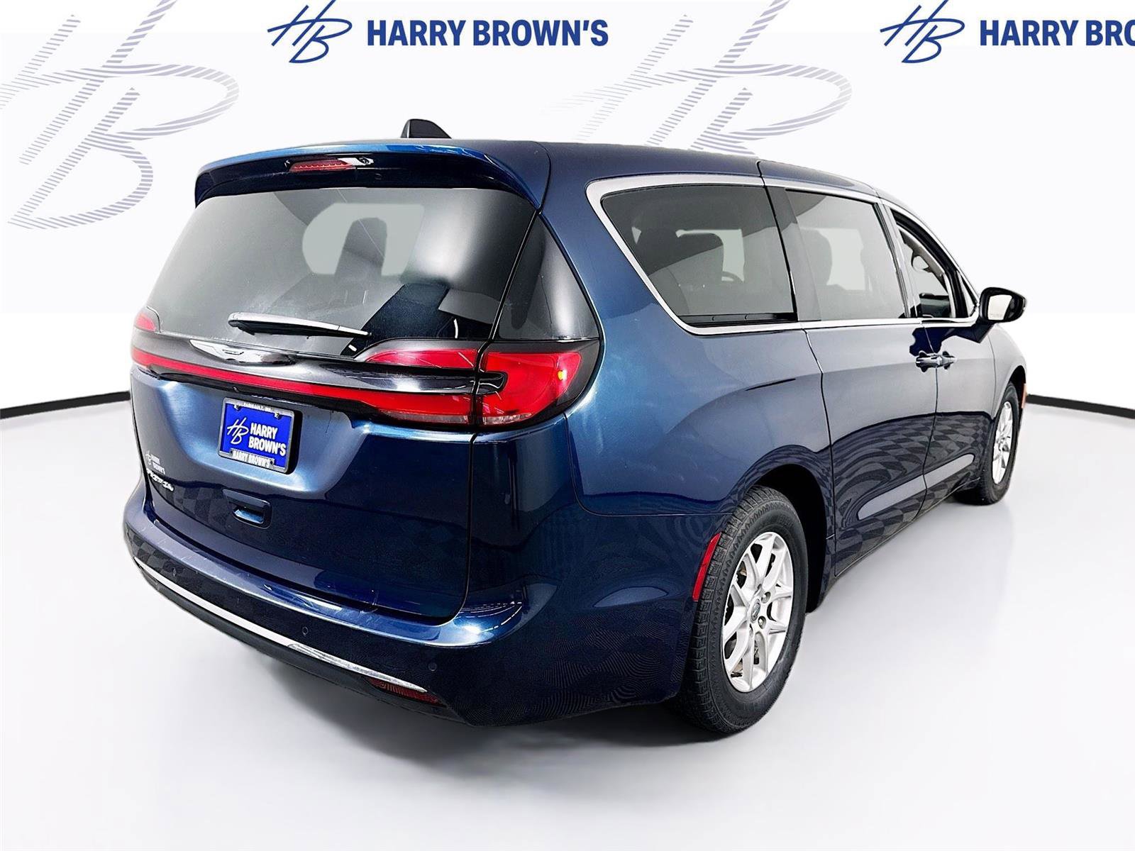 Used 2023 Chrysler Pacifica Touring-L image 31