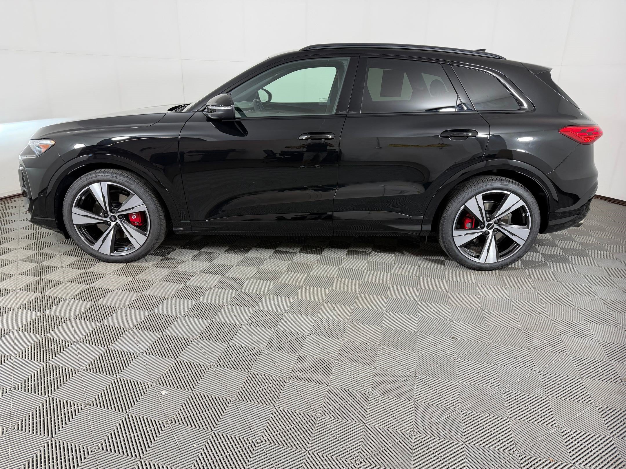 Certified 2025 Audi SQ5 Premium Plus AWD/4WD image 2