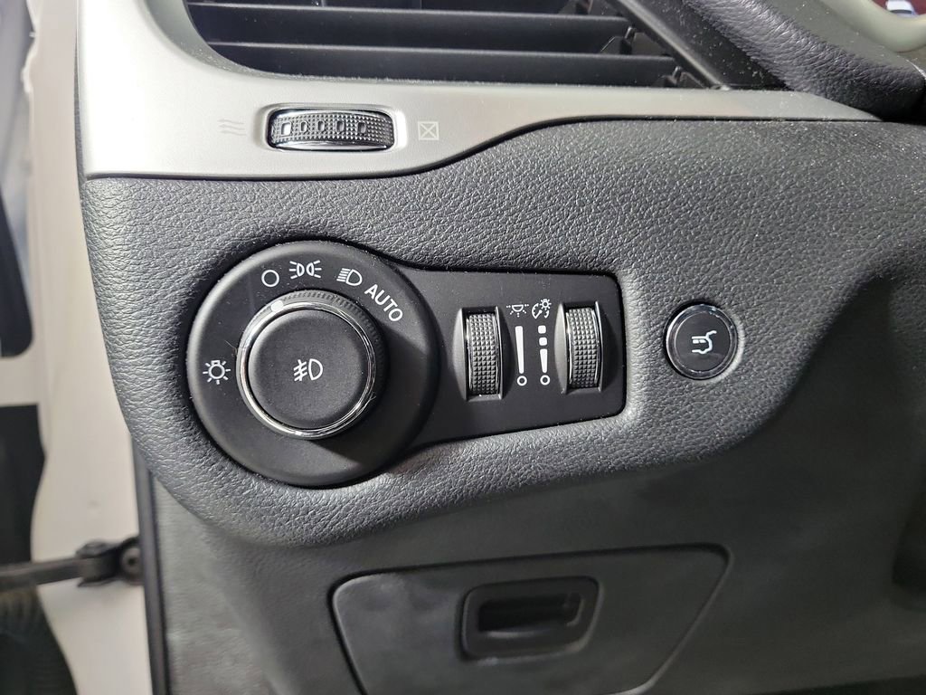 Used 2017 Jeep Cherokee Trailhawk AWD/4WD image 13