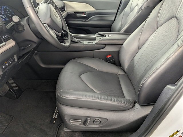 Used 2024 Toyota Grand Highlander Limited image 13