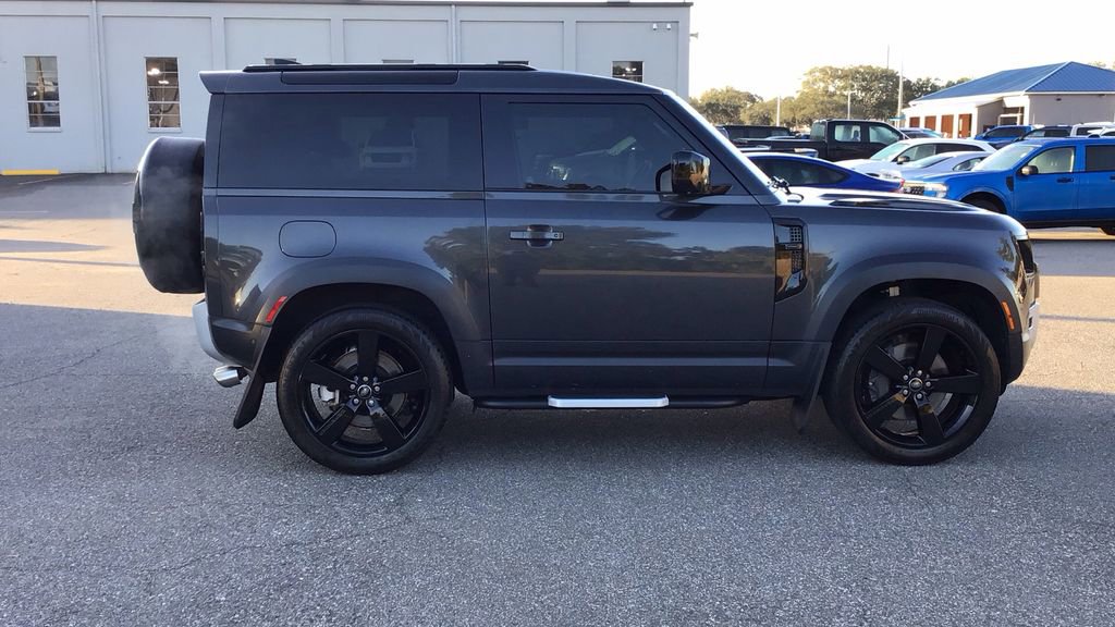 Used 2023 Land Rover Defender 90 SE image 4