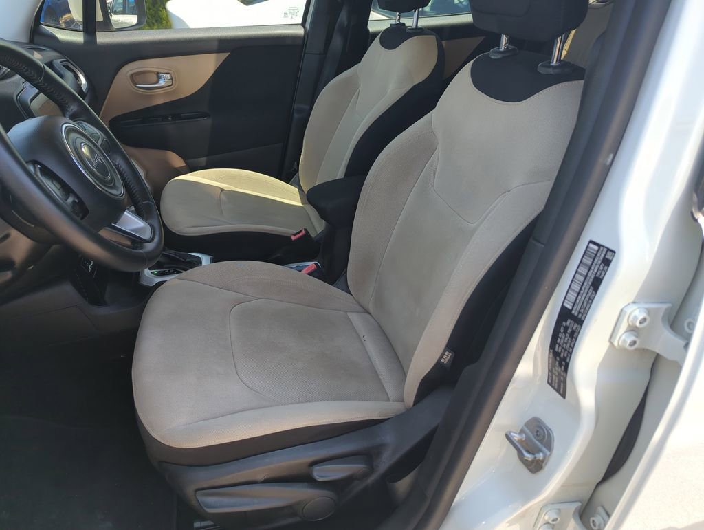 Used 2015 Jeep Renegade Latitude FWD image 12