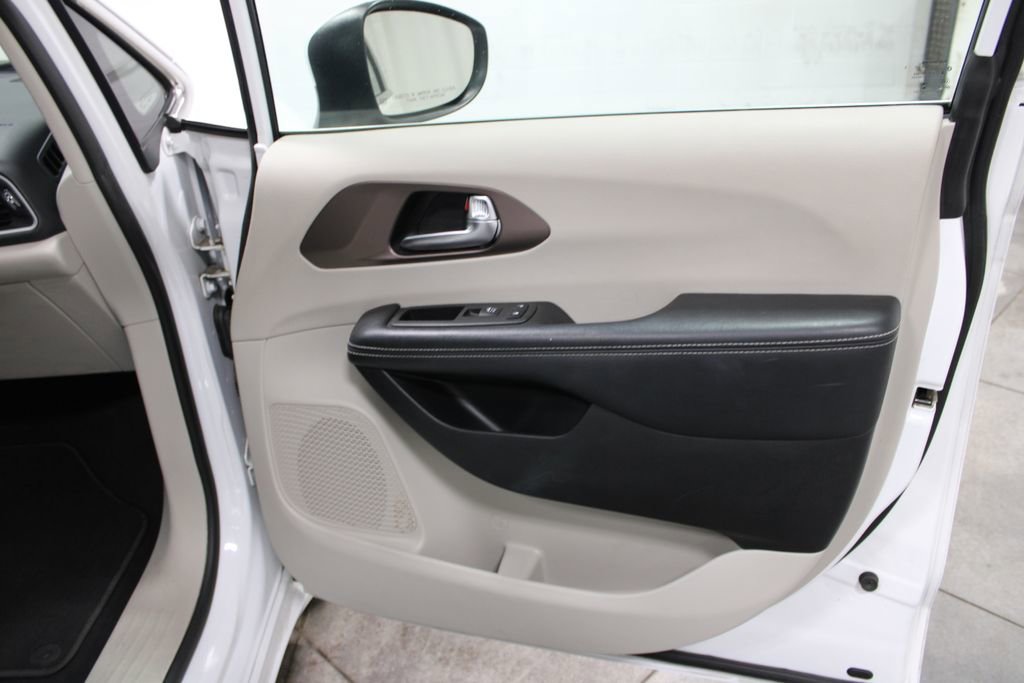 Used 2023 Chrysler Voyager LX FWD image 22