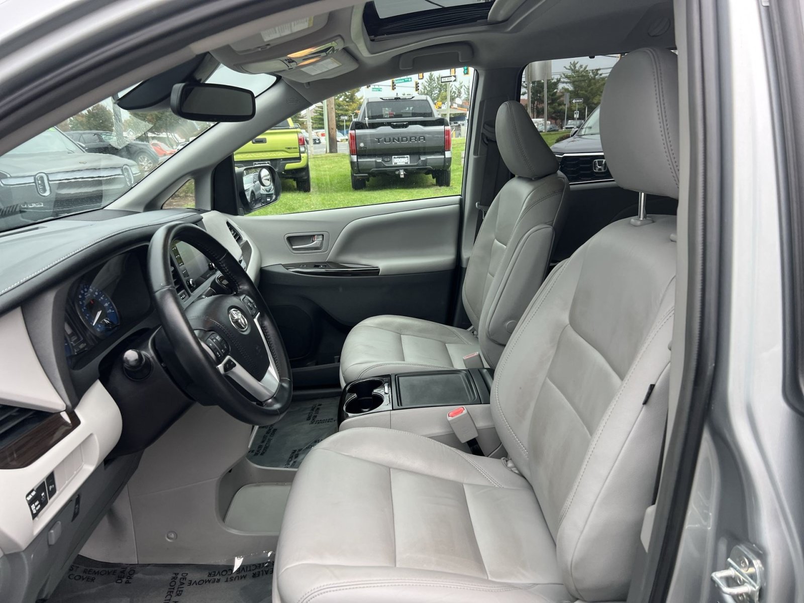 Used 2019 Toyota Sienna XLE w/ XLE Navigation Package FWD image 13