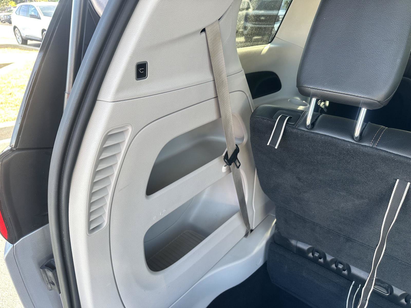 Used 2018 Chrysler Pacifica Touring-L FWD image 19