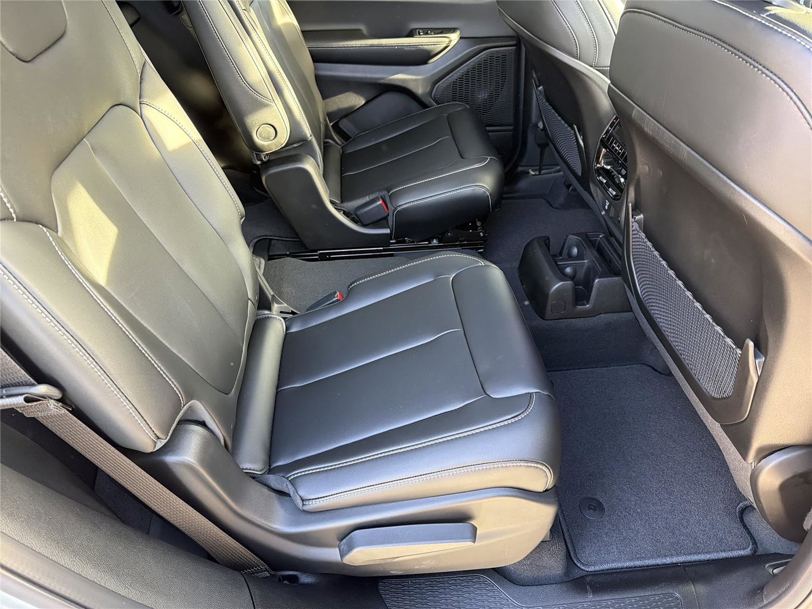 New 2025 Jeep Grand Cherokee L Limited w/ Black Appearance Package image 17