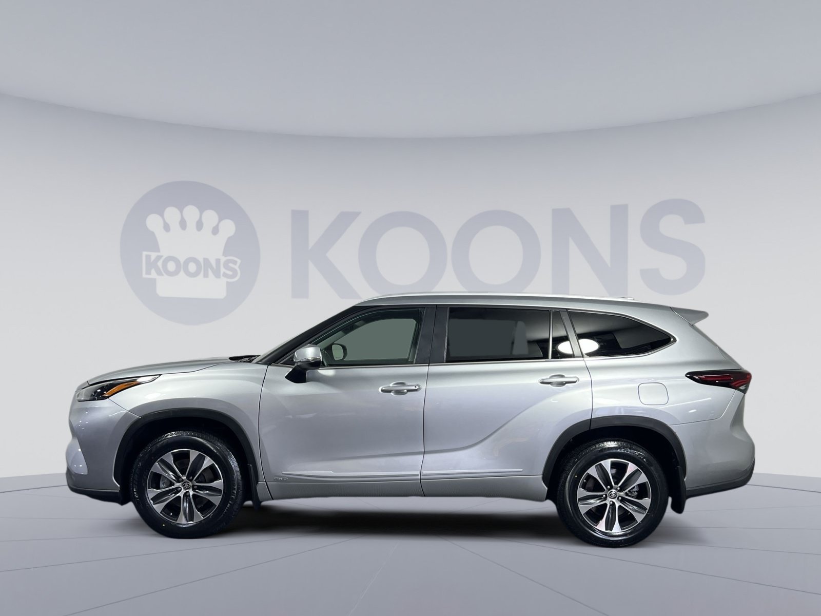 Used 2025 Toyota Highlander XLE AWD/4WD image 2