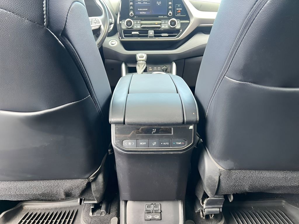 Used 2022 Toyota Highlander XLE image 18