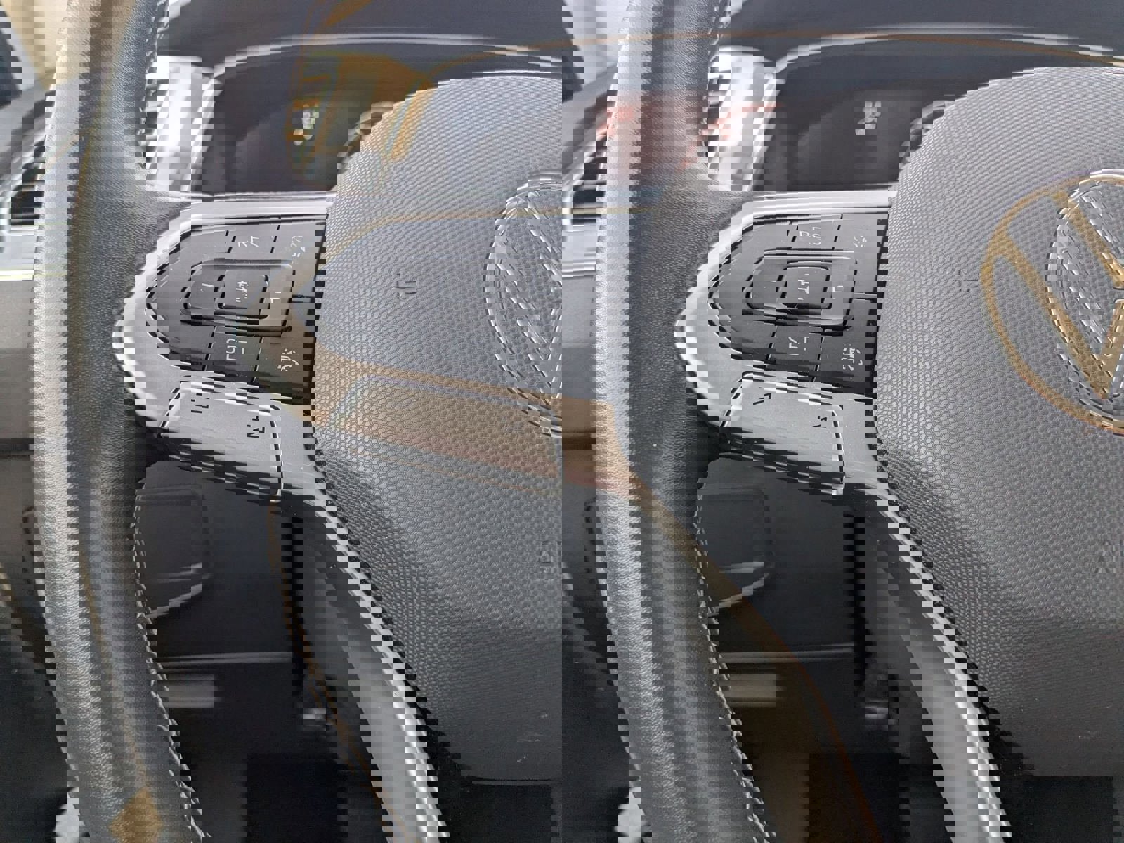 Used 2024 Volkswagen Tiguan SE image 12