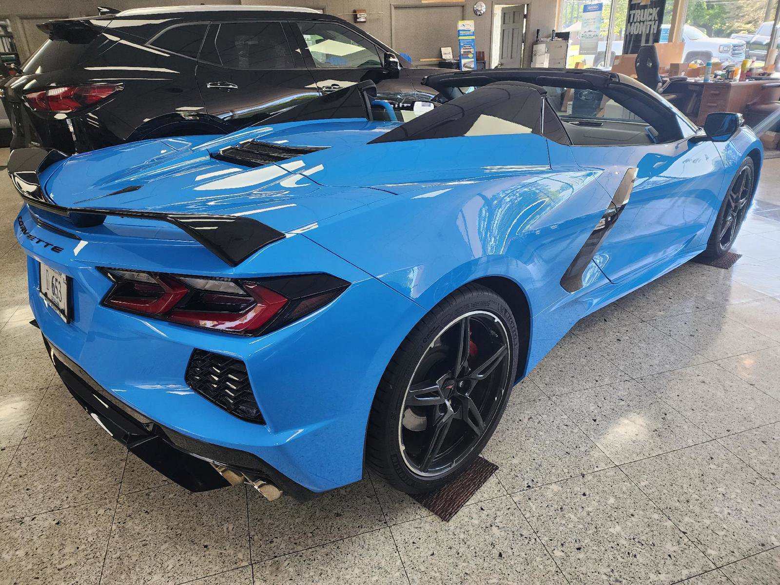 Used 2021 Chevrolet Corvette Stingray Premium Conv w/ Z51 Performance Package image 2