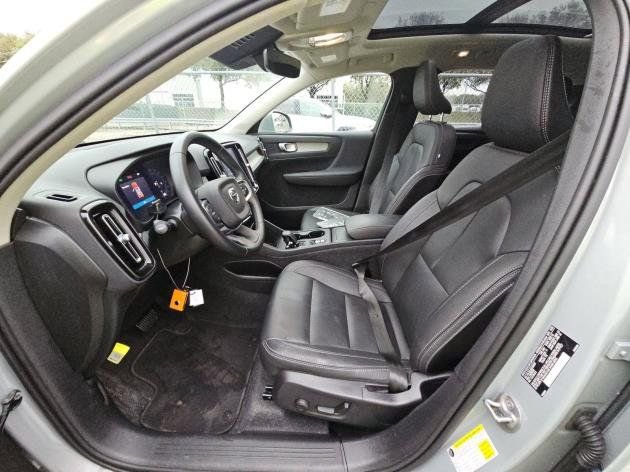 Used 2025 Volvo XC40 B5 Core AWD/4WD image 8