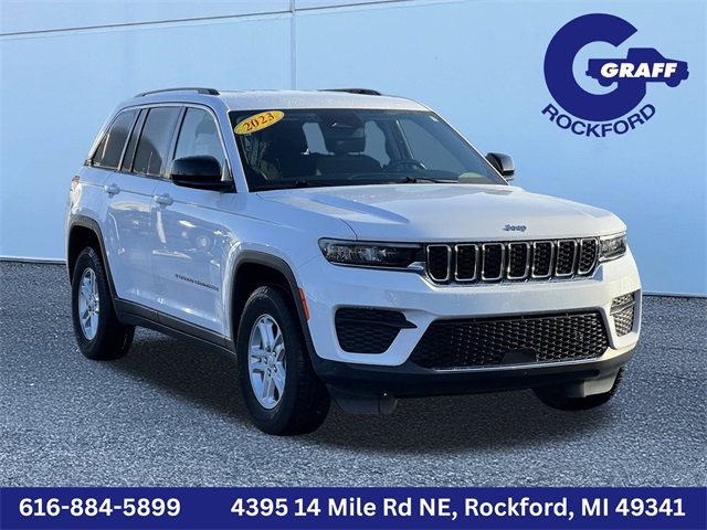Used 2023 Jeep Grand Cherokee Laredo image 1