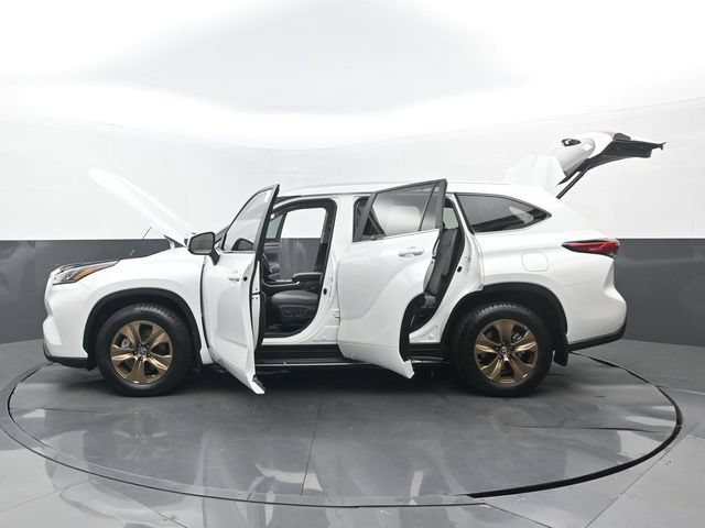 Used 2023 Toyota Highlander Bronze Edition AWD/4WD image 35