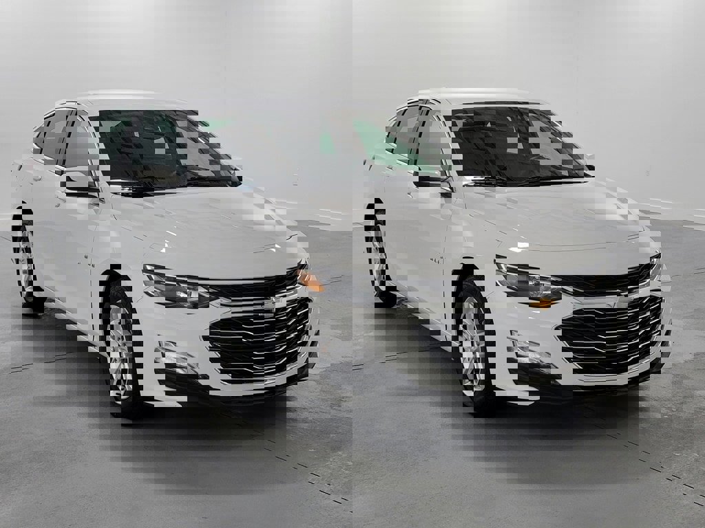 Used 2024 Chevrolet Malibu LT image 2