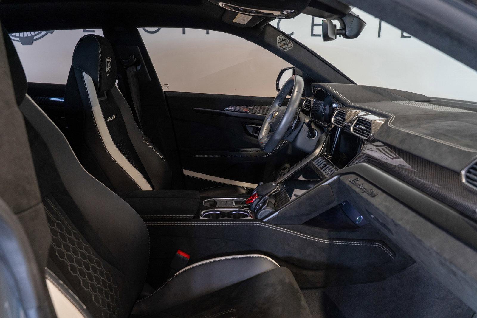 Used 2023 Lamborghini Urus Performante AWD/4WD image 14