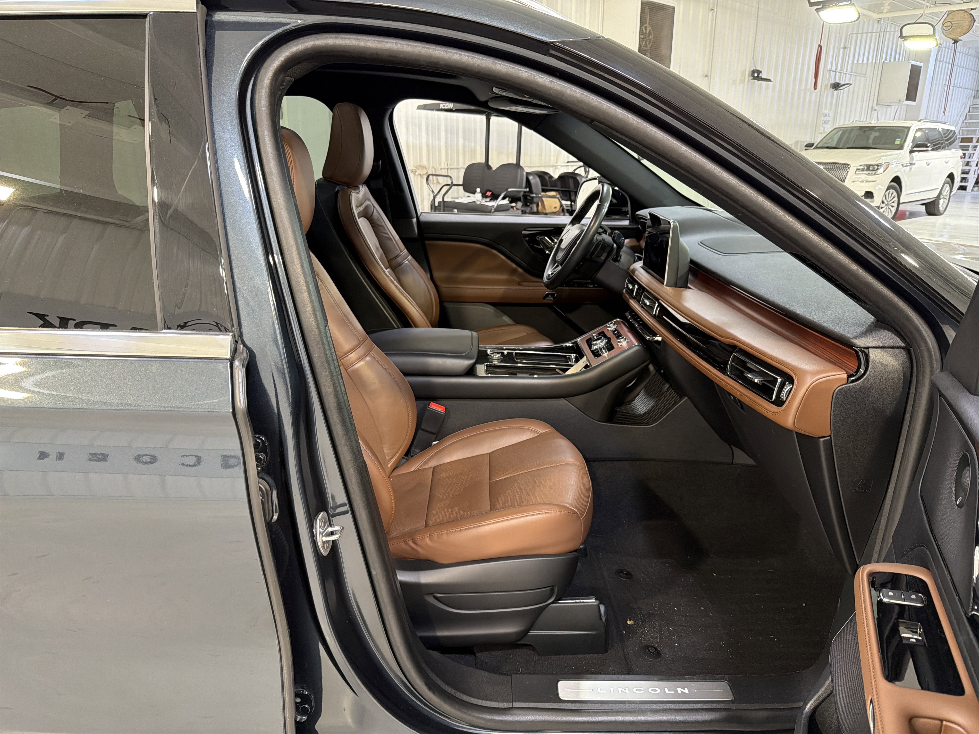 Used 2023 Lincoln Aviator Reserve w/ Equipment Group 201A image 15