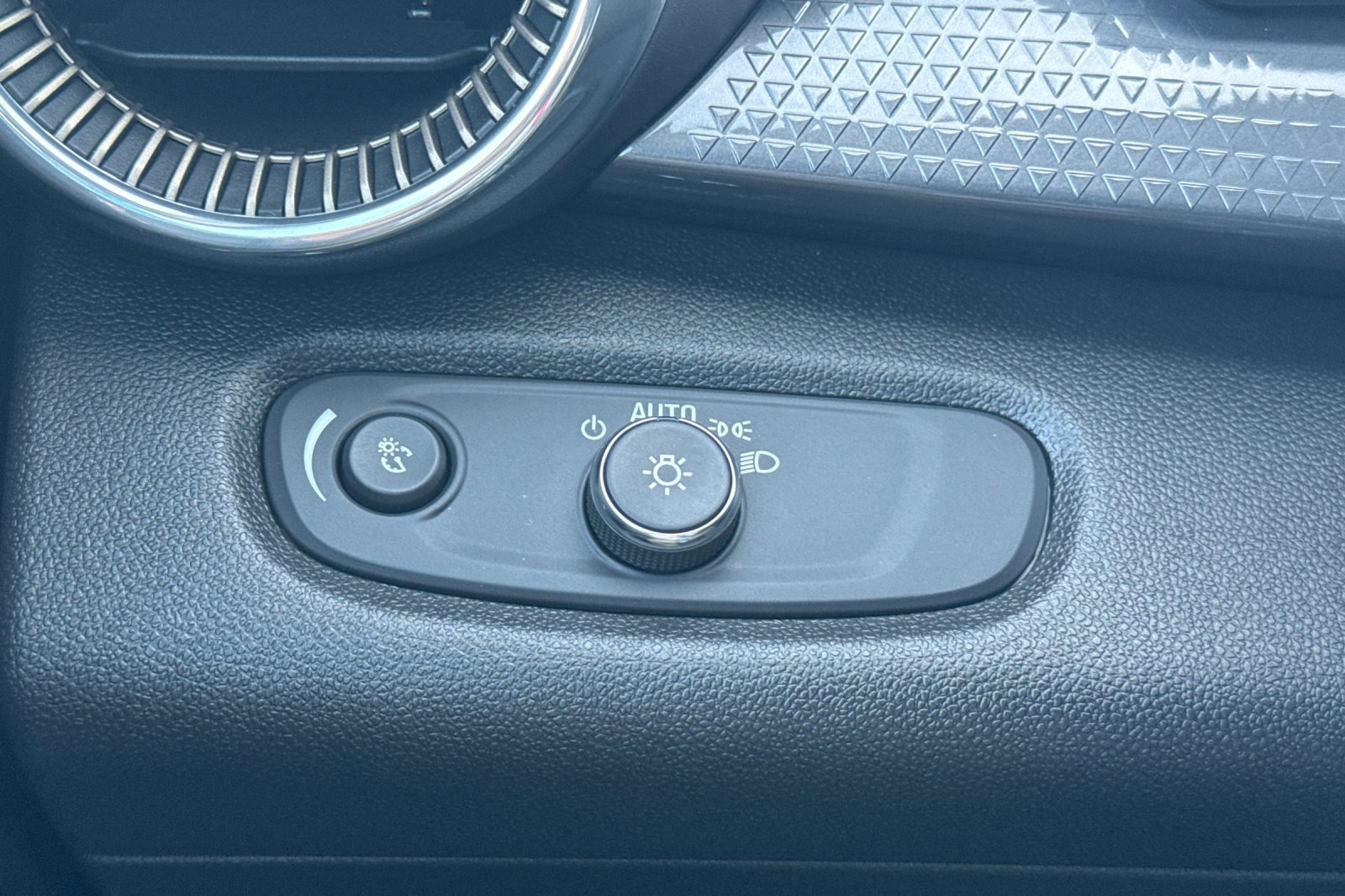 Used 2025 Chevrolet Trax ACTIV w/ Sunroof Package image 43