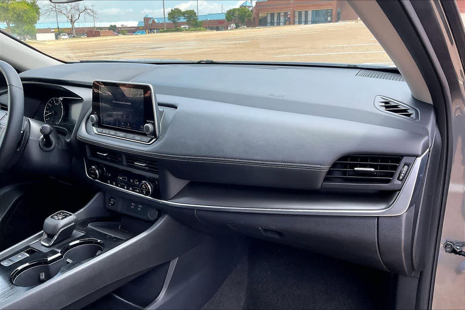 Used 2025 Nissan Rogue SV FWD image 21