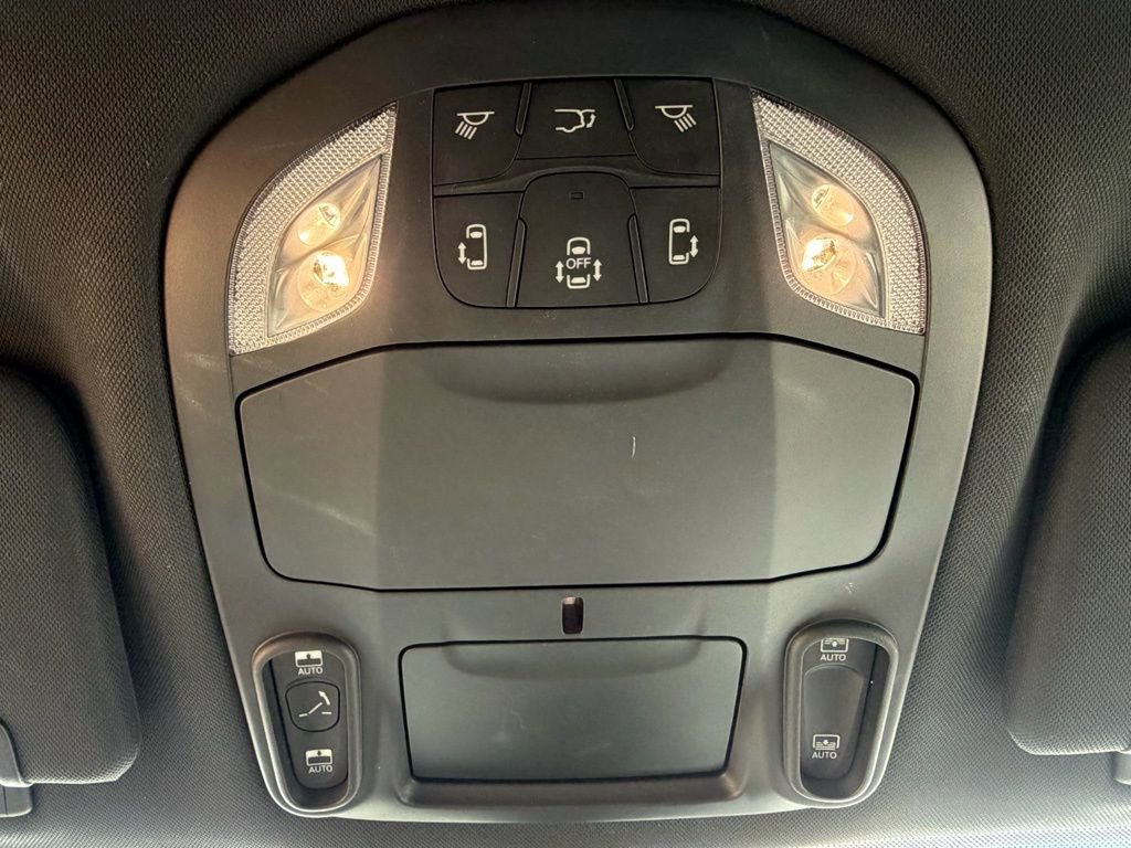 Used 2020 Chrysler Pacifica Limited image 32