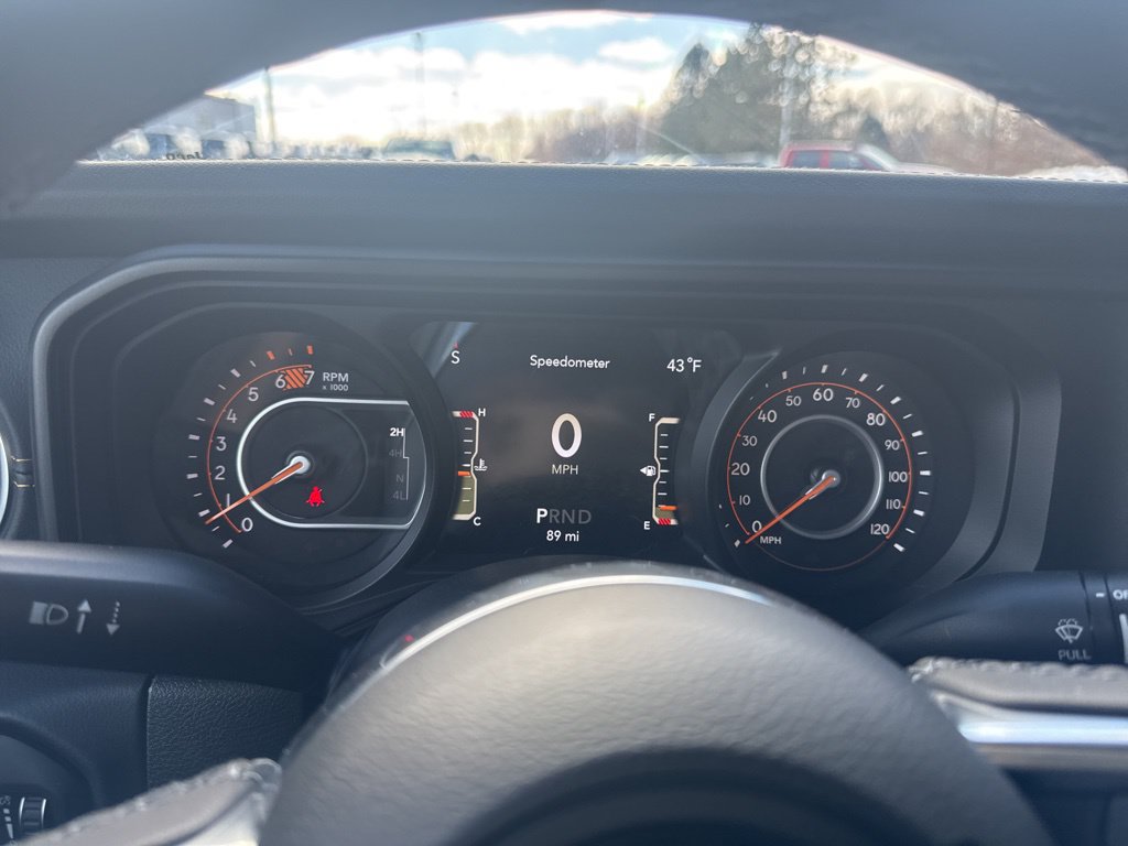 Used 2025 Jeep Wrangler Unlimited Sahara AWD/4WD image 19