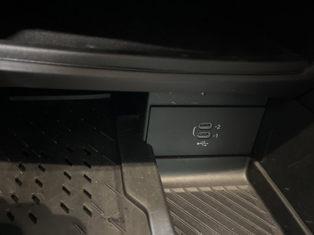 Used 2026 Chrysler Pacifica Limited FWD image 33