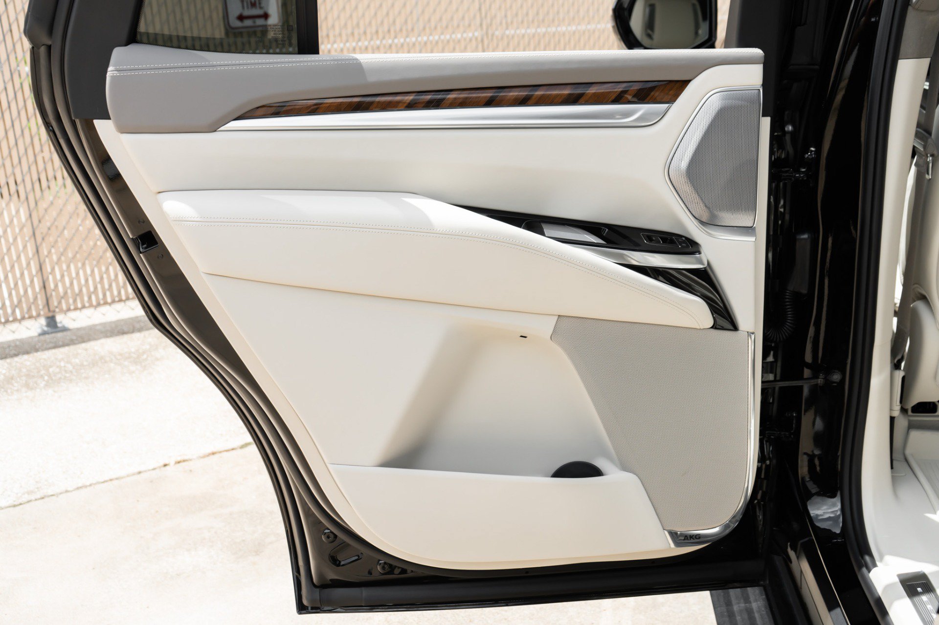 Used 2026 Cadillac Escalade Platinum Sport w/ LPO, Floor Liner Package AWD/4WD image 39