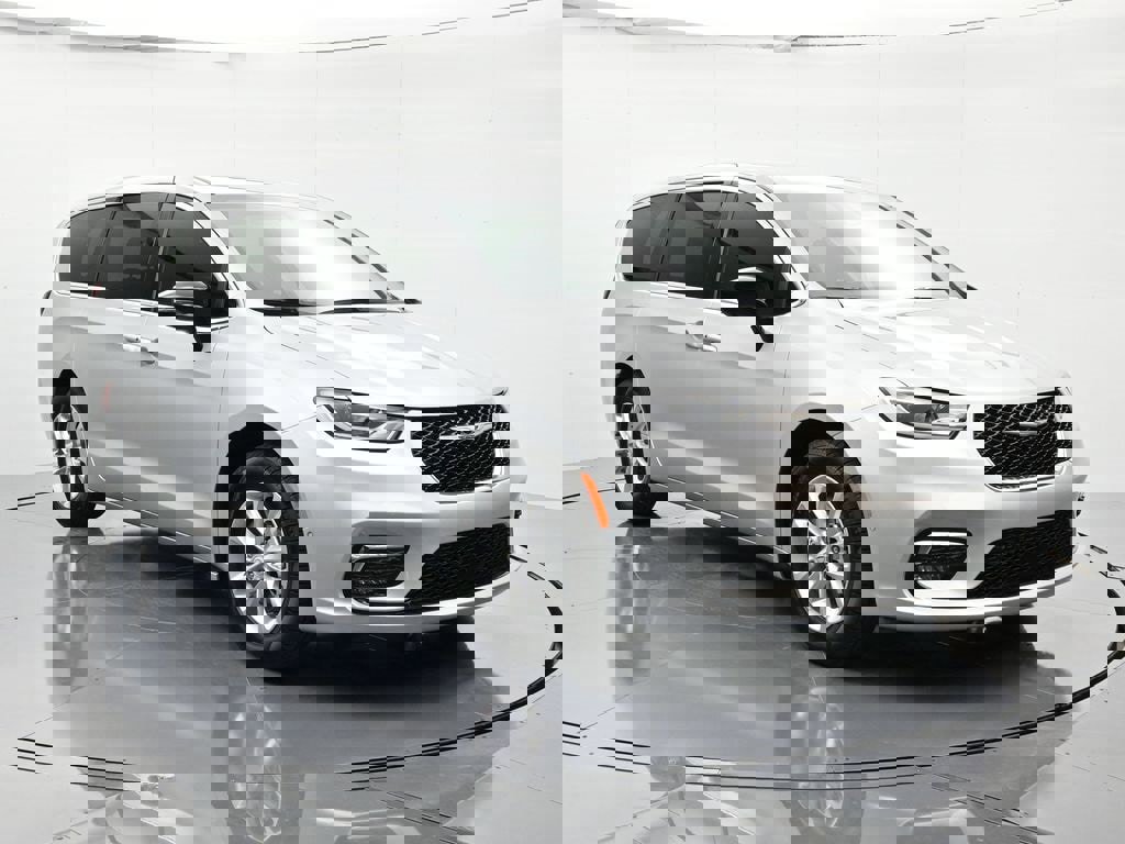 New 2026 Chrysler Pacifica Select image 3