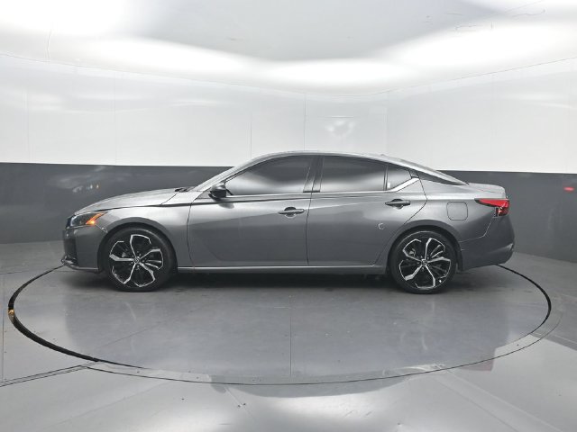 Used 2023 Nissan Altima 2.5 SR w/ SR Premium Package FWD image 3