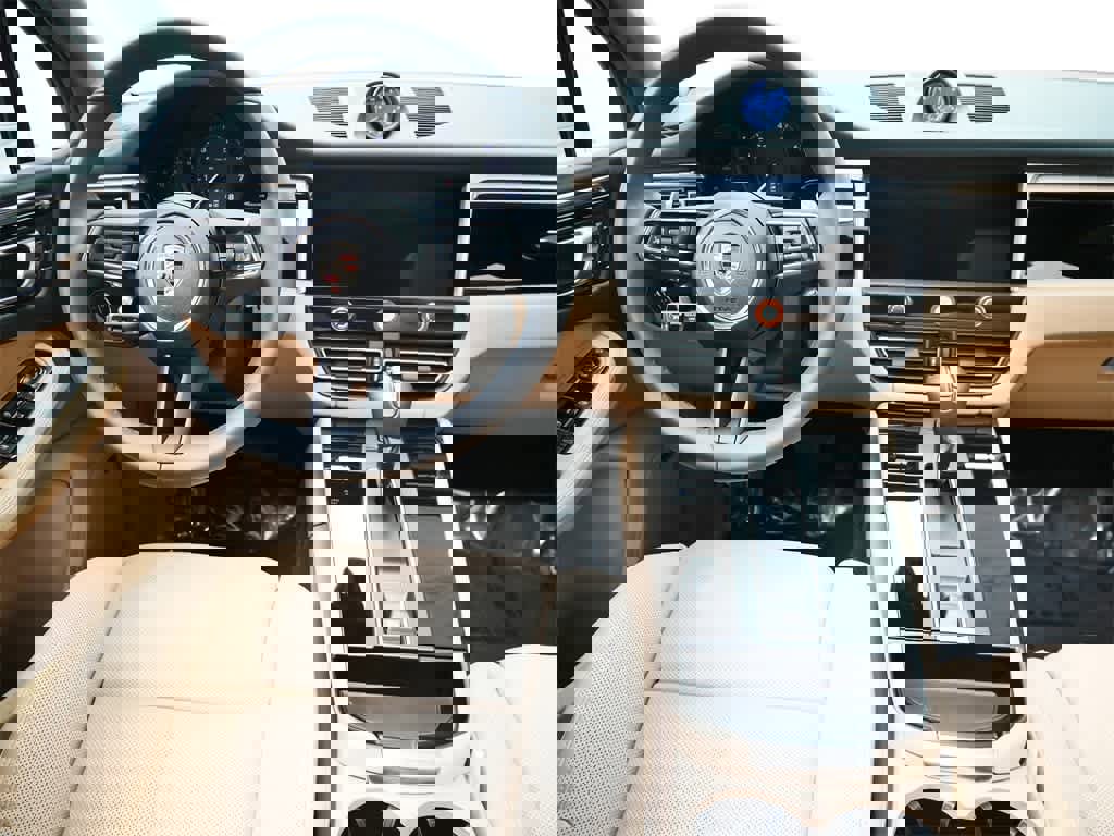 Used 2025 Porsche Macan image 16