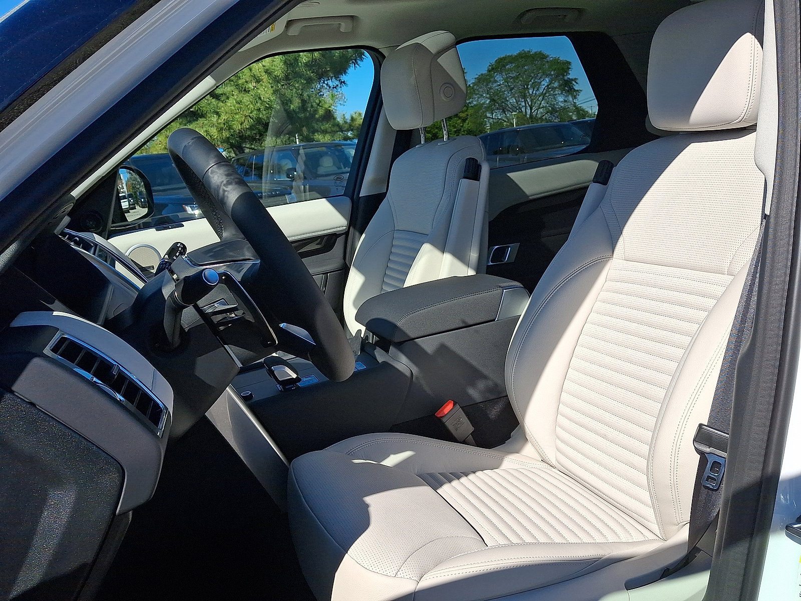 New 2026 Land Rover Discovery S image 3