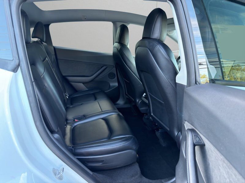 Used 2022 Tesla Model Y Long Range image 12