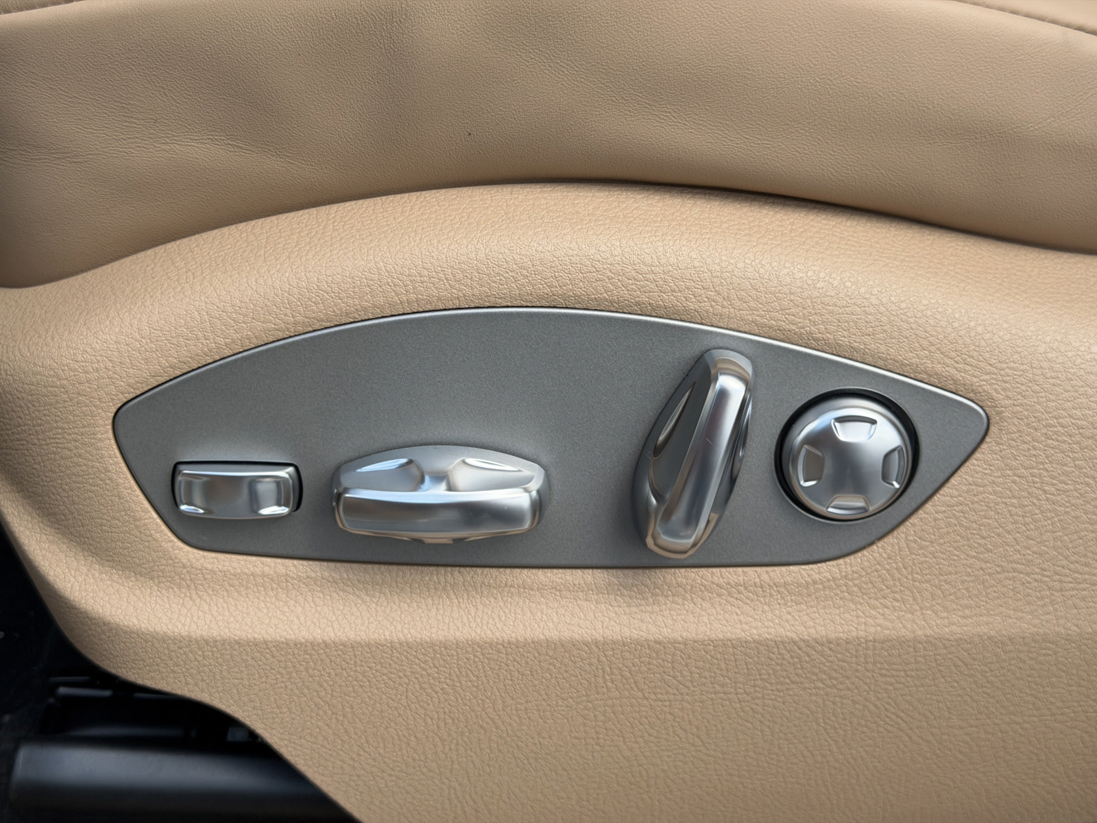 New 2026 Porsche Macan AWD/4WD image 25