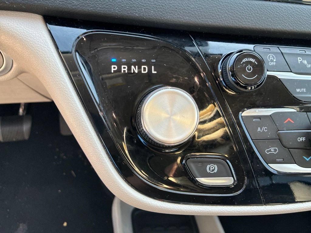 Used 2024 Chrysler Pacifica Touring-L FWD image 15