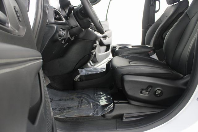 New 2026 Chrysler Pacifica Select image 17