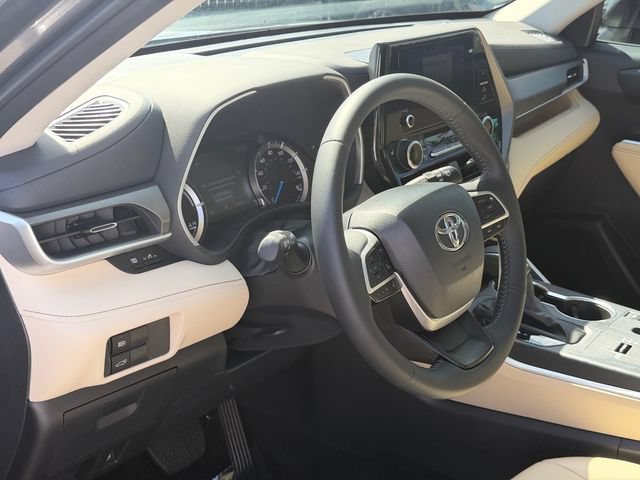 Certified 2025 Toyota Highlander XLE AWD/4WD image 12
