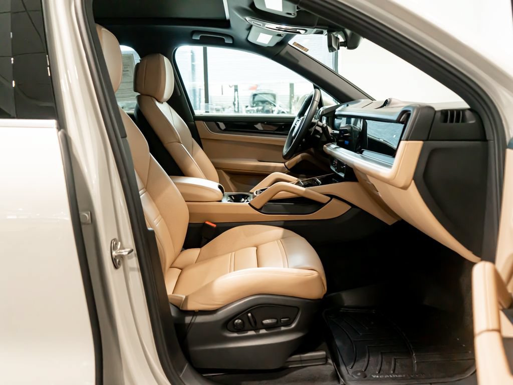 Certified 2025 Porsche Cayenne AWD/4WD image 30