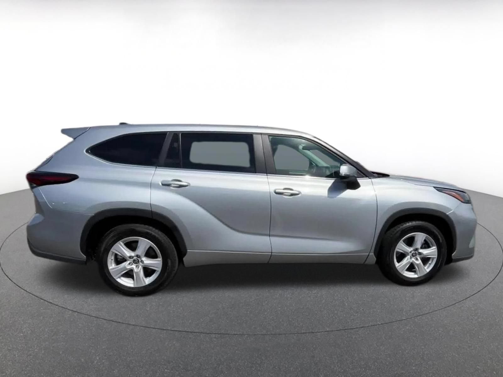 Used 2025 Toyota Highlander LE FWD image 16
