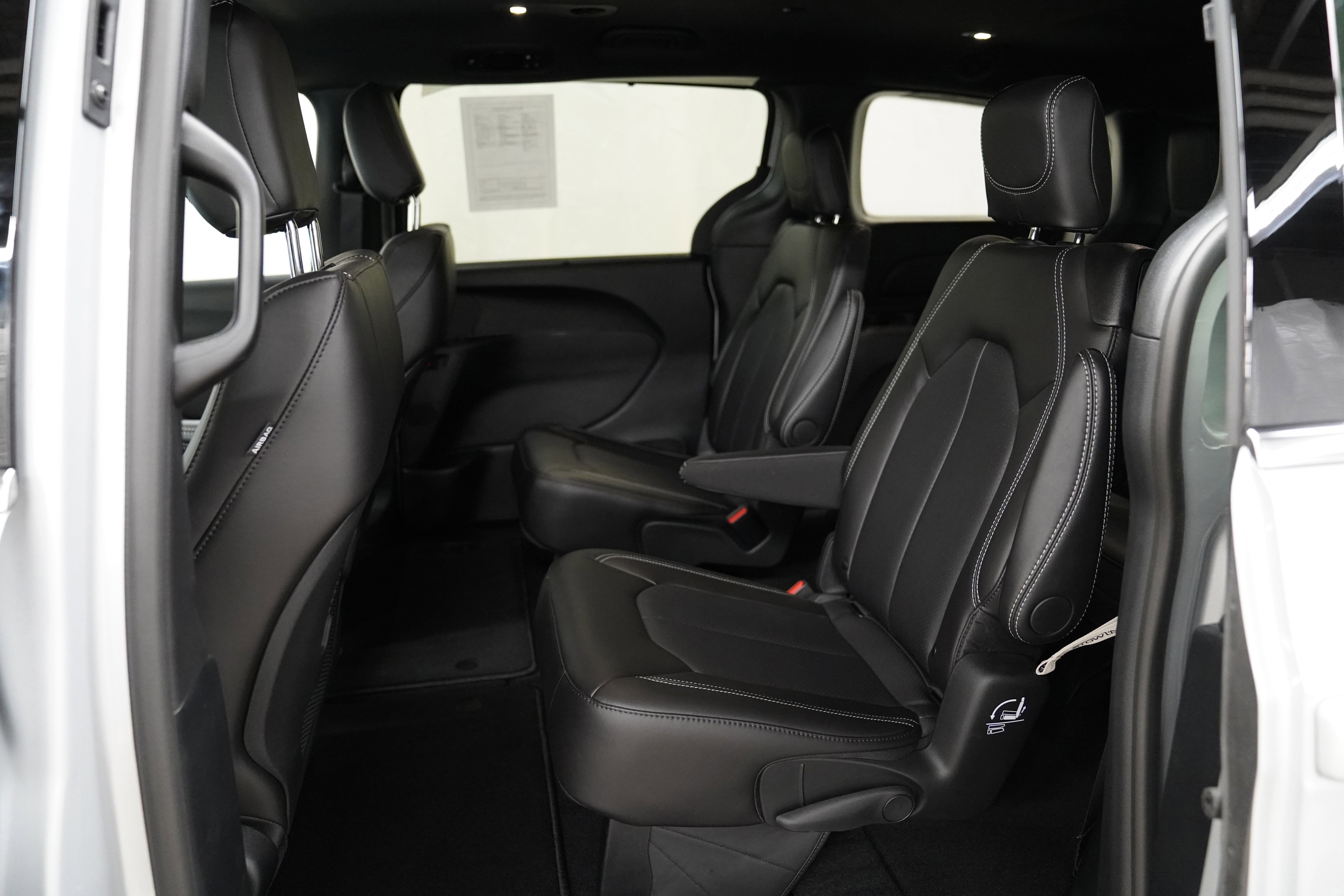 Used 2026 Chrysler Pacifica Select image 5