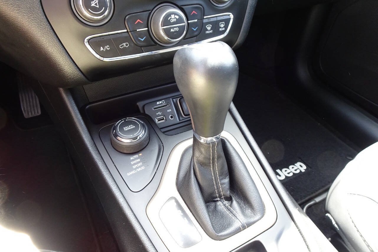 Used 2017 Jeep Cherokee Limited AWD/4WD image 23