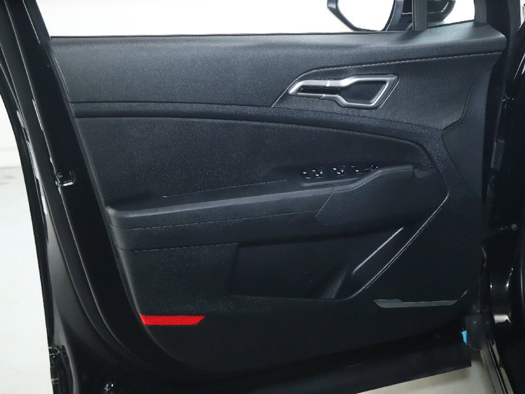 Used 2025 Kia Sportage LX AWD/4WD image 15