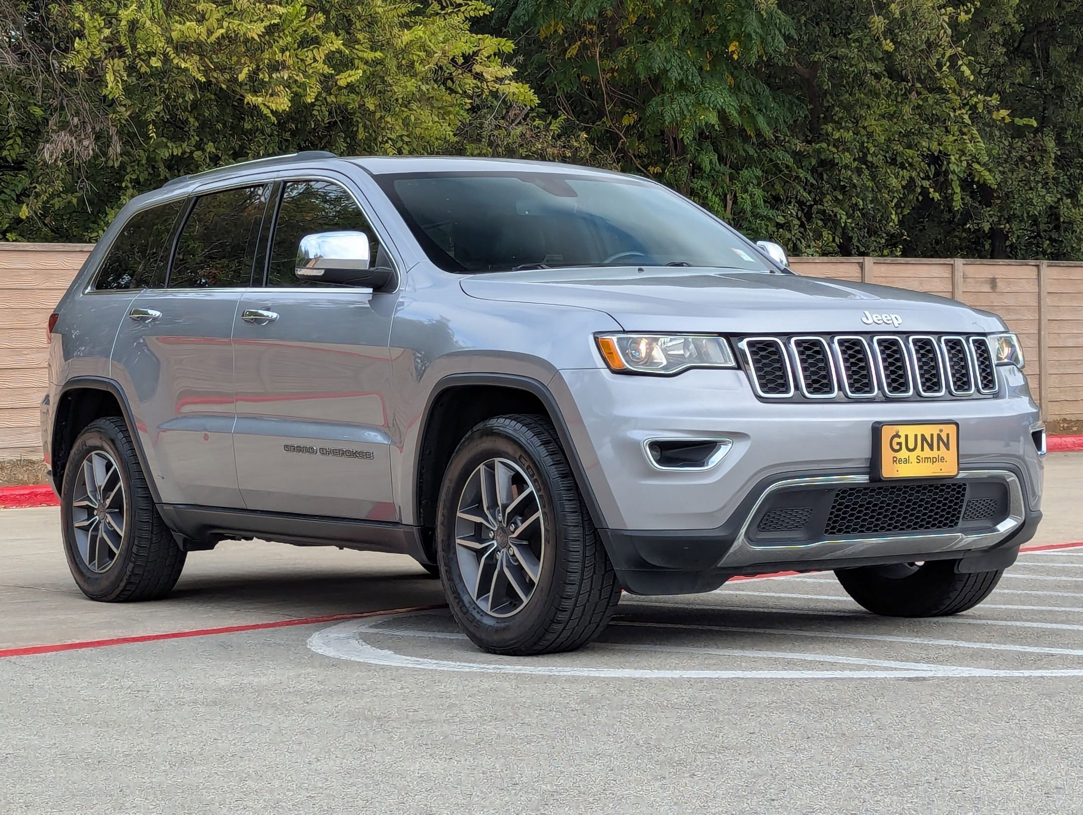 Used 2020 Jeep Grand Cherokee Limited image 2