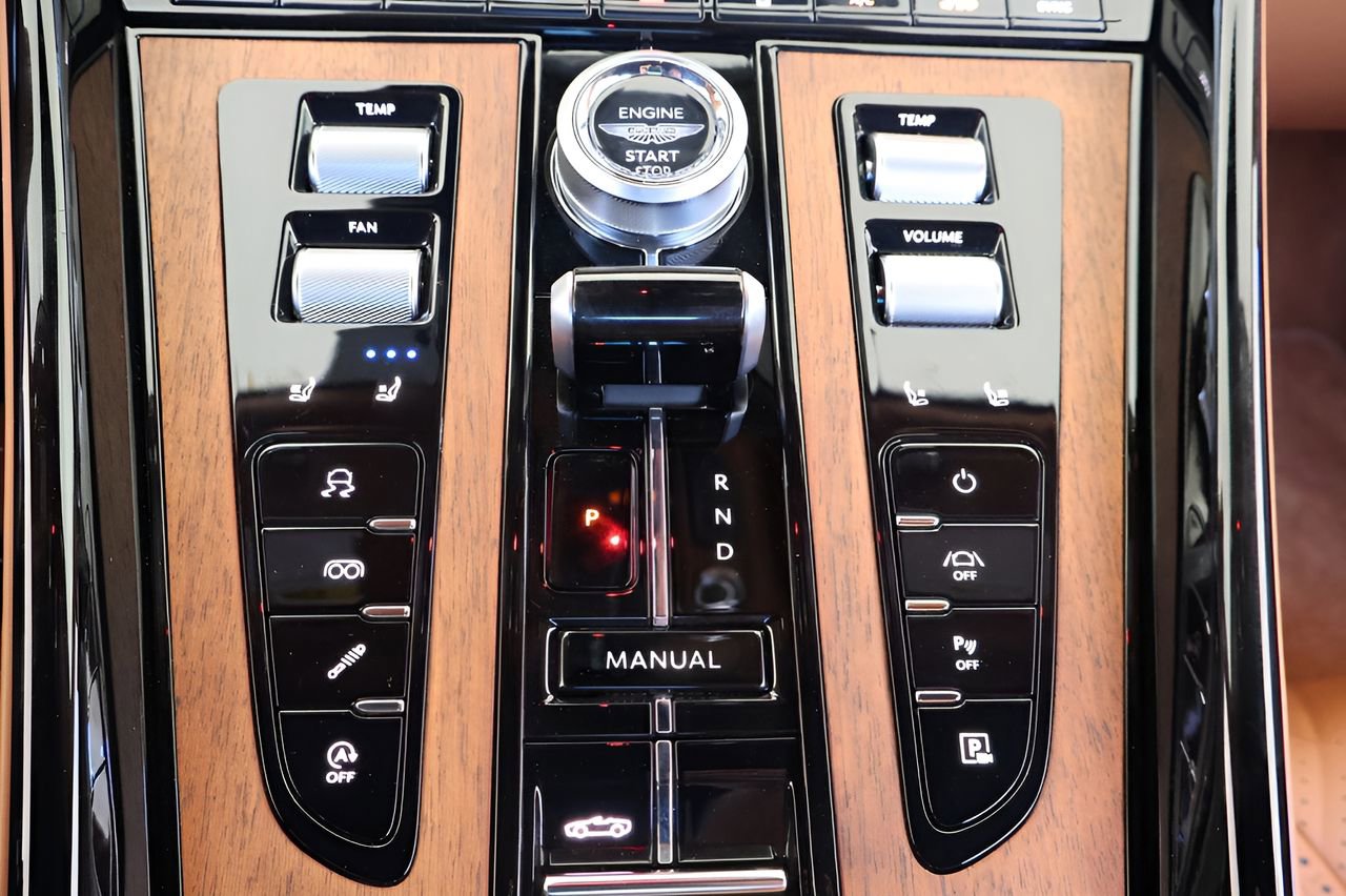 Used 2024 Aston Martin DB12 Convertible image 30