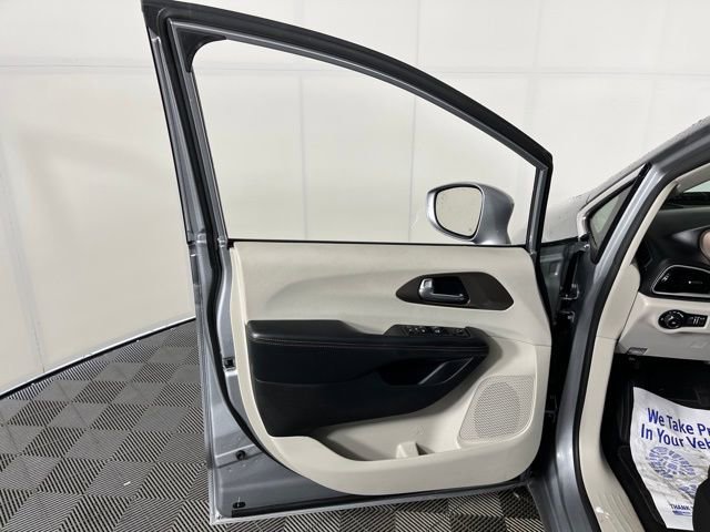 Used 2019 Chrysler Pacifica Touring-L image 15