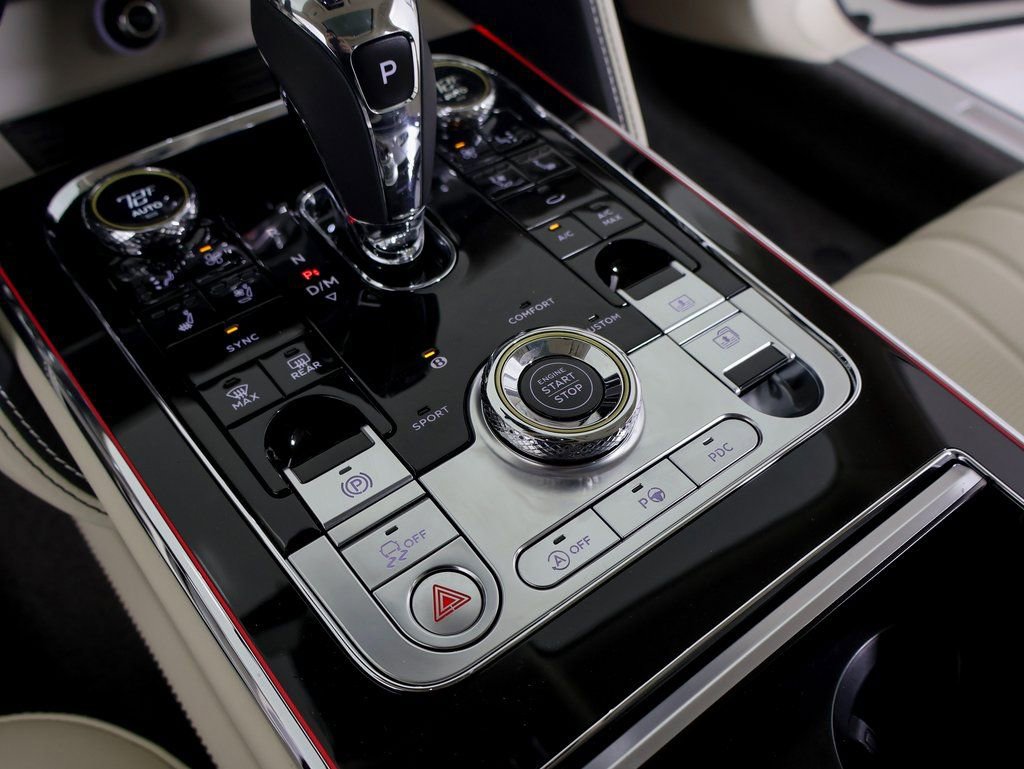 Used 2024 Bentley Flying Spur V8 image 33