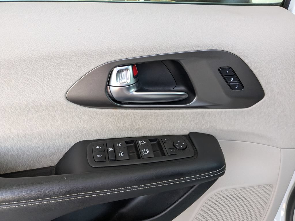Used 2023 Chrysler Pacifica Touring-L AWD/4WD image 24