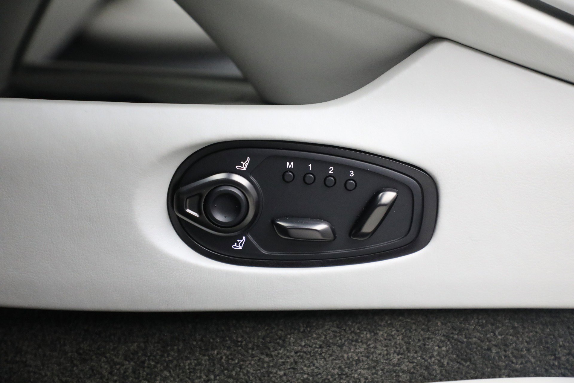 Used 2025 Aston Martin DB12 Convertible RWD image 30